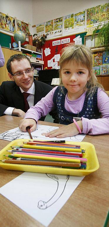 Přízemí ZŠ Dukelská v Českých Budějovicích ve čtvrtek již od 14 hodin odpoledne zaplnily desítky rodičů se svými ratolestmi, aby zapsali své děti do této školy. Na snímku Sabina Fraňková.