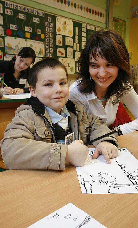 Přízemí ZŠ Dukelská v Českých Budějovicích ve čtvrtek již od 14 hodin odpoledne zaplnily desítky rodičů se svými ratolestmi, aby zapsali své děti do této školy. Na snímku Lukáš Vlk s učitelkou Irenou Hansovou.