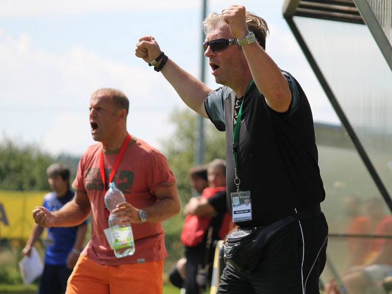 Radost kouče Otakara Matouše na lavičce hostů. Ševětín prožil historickou domácí premiéru v KP, podlehl Rudolfovu 0:1. 