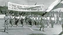 První okresní Spartakiáda v Týně nad Vltavou 22. 5. 1955, nástup žen k slavnostnímu zahájení.