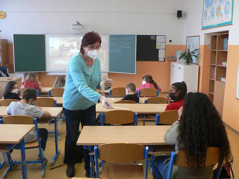 Na první stupeň základních škol mohla v pondělí 12. dubna 2021 přijít po čase znovu polovina dětí. Na snímku ZŠ Nová v Č. Budějovicích.