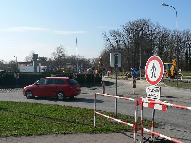 Na konci března začaly opravy kruhové křižovatky v Hluboké nad Vltavou. Průjezd na silnici z Českých Budějovic do Týna nad Vltavou řídí semafory.