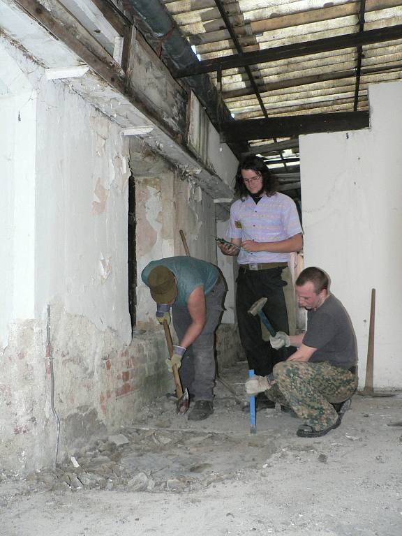 Záchranný archeologický průzkum ve dvoře restaurace Masné krámy zahájili pod vedením odborníků z Jihočeského muzea studenti archeologie z Jihočeské univerzity Erik Hieke, Martin Pták a Jiří Kutheil (zleva).