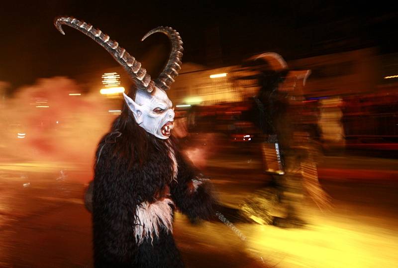 Krampus show, průvod pekelných bytostí s bengálskými ohni 15.prosince v Kaplici přilákal do městečka přes tisíc návštěvníků. 