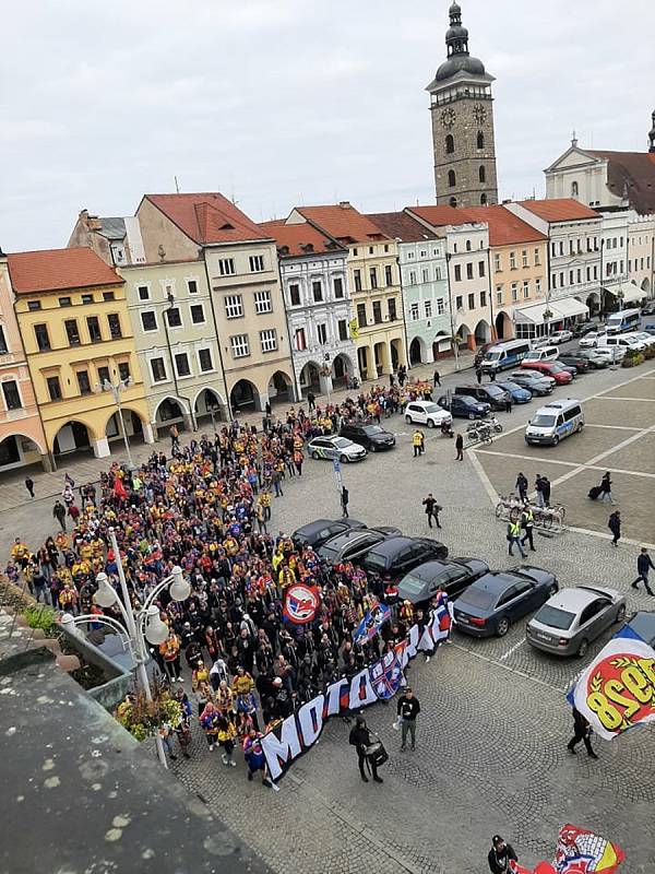 Fanoušci Motoru České Budějovice se v neděli odpoledne vydali na pochod městem.