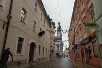 Zvony v Českých Budějovicích vyzváněly při pohřbu Benedikta XVI. Na církevních budovách připomínají úmrtí papeže smuteční prapory. Na snímku sídlo českobudějovického biskupství.