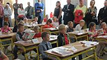 Devět prvňáků uvítali ve štěpánovické základní škole.
