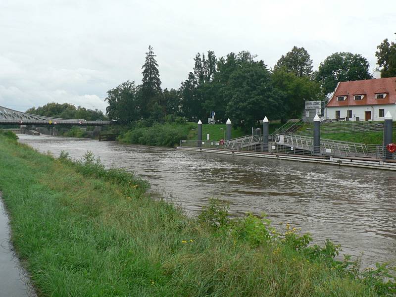 Zvýšená hladina Vltavy v Českých Budějovicích. Pod Dlouhým mostem u Lannovy loděnice.