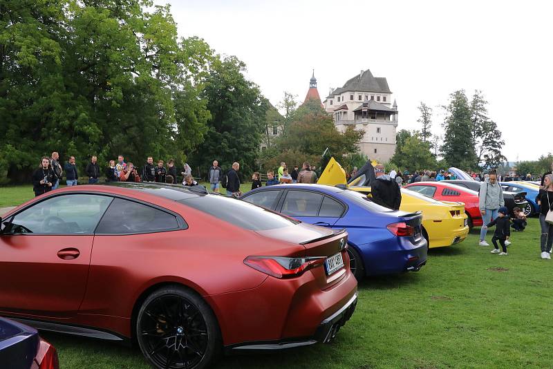 Výstava sportovních automobilů v parku zámku Blatná zaujala stovky návštěvníků.