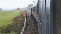 Mezi Summerau a Hornim Dvořistem najela vlaková souprava, která jezdí na trati z Lince do Prahy na vyvrácený strom.