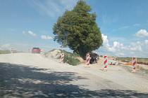 Provizorní objížďku u Strážkovic, která slouží kvůli stavbě obchvatu, čeká v sobotu 12. června 2021 asfaltování. Řidiči proto neprojedou na Trhové Sviny a budou muset na objízdné trasy.
