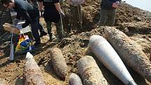 Vojenští a policejní pyrotechnici zlikvidovali ve středu v Boleticích asi 100 kusů nevybuchlé munice. Byly mezi ná letecké pumy, granáty, miny, ale například i pancéřové pěsti.
