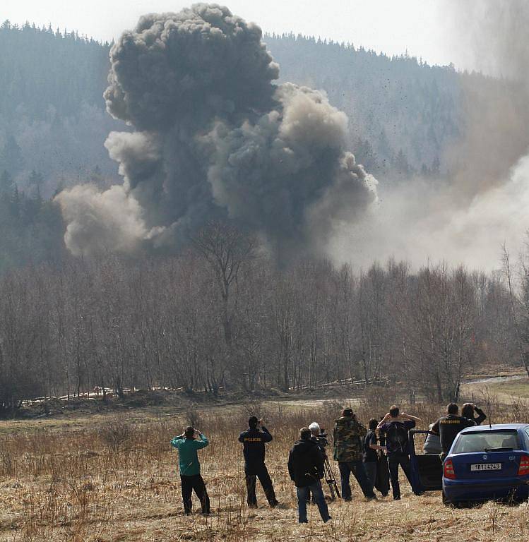 Vojenští a policejní pyrotechnici zlikvidovali ve středu v Boleticích asi 100 kusů nevybuchlé munice. Byly mezi ná letecké pumy, granáty, miny, ale například i pancéřové pěsti.