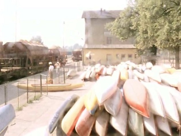 V jižních Čechách se natáčel film Svatební cesta do Jiljí. Tomášovi se zdá o shledání na nádraží v „Suchém Dole“. Scéna se točila v Suchdole nad Lužnicí.