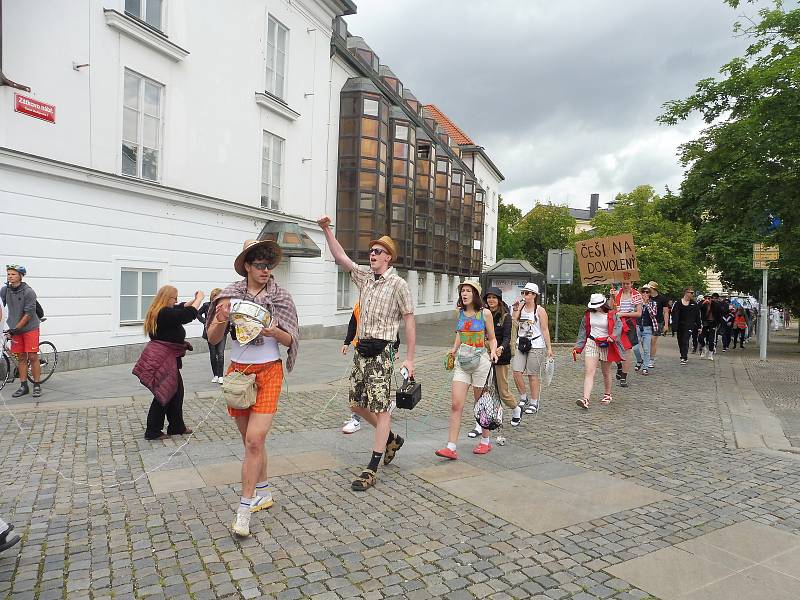 Českobudějovický majáles 2020. Studenti v maskách tentokrát v menším množství prošli městem. Veselí byli i tentokrát.