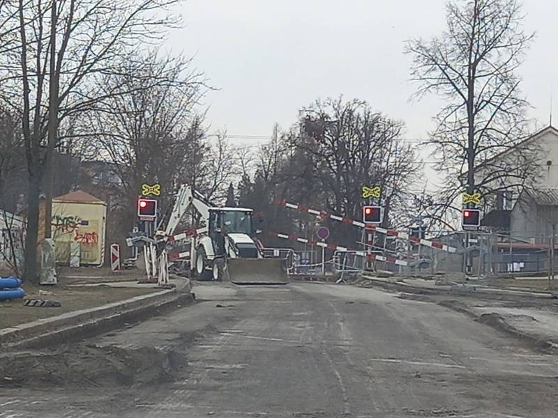 Aktuální uzavírky v Českých Budějovicích se týkají například Plavské ulice (na snímku) nebo Rudolfovské ulice. Omezení čeká od 14. března také ulici U Malše.