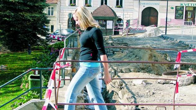 Nynější úpravy náměstí v Trhových Svinech posunou mimo jiné o půl metru i opěrnou zeď. Rekonstrukce by měla být hotova počátkem příštího roku. 