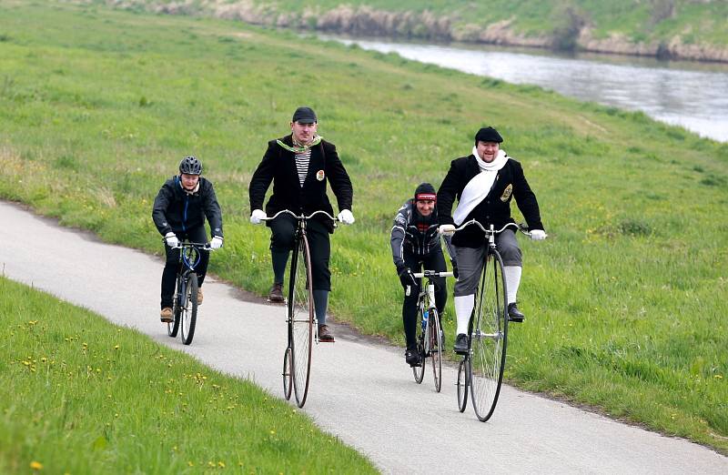 Sobotní slavnostní zahájení cyklistické sezóny na trase České Budějovice - Temelín. 