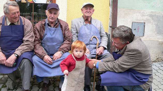 Lišovský průvod čítal 153 mužů a chlapců v truhlářských zástěrách, což městu vyneslo zápis do České knihy rekordů. Mezi nejstarším a nejmladším truhlářem v zástěře byl věkový rozdíl 84 let. 