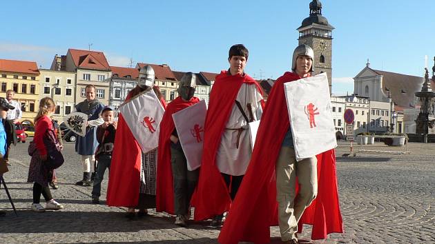 Rytíři jako průvodci na náměstí Přemysla Otakara II. v Českých Budějovicích.