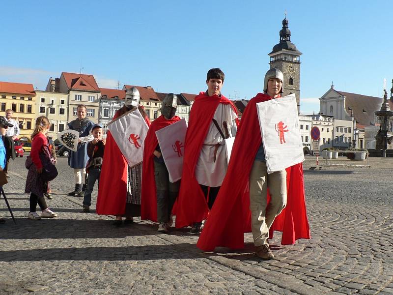 Rytíři jako průvodci na náměstí Přemysla Otakara II. v Českých Budějovicích.