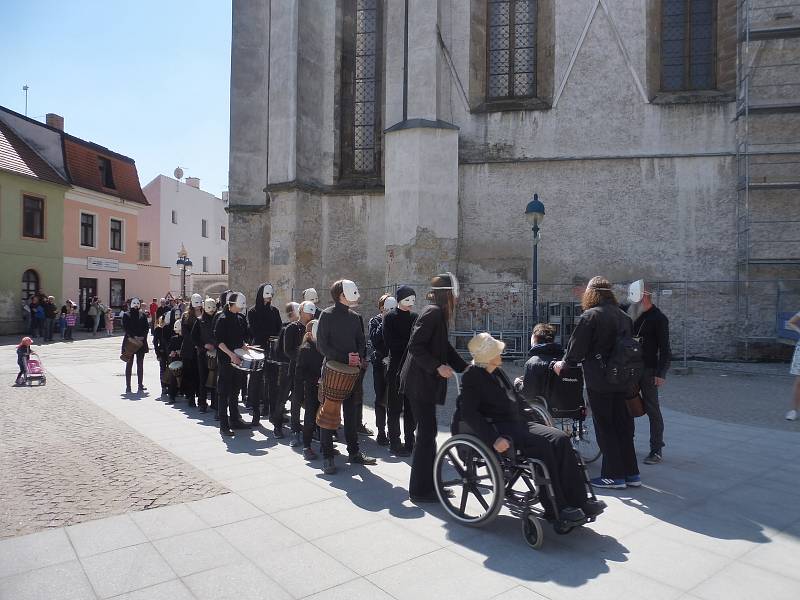 Na Velký pátek lidé sledovali průvod městem Velikonoční hrkání Divadla Víti Marčíka. Ve 12 h hrkání symbolizovalo Golgotu.