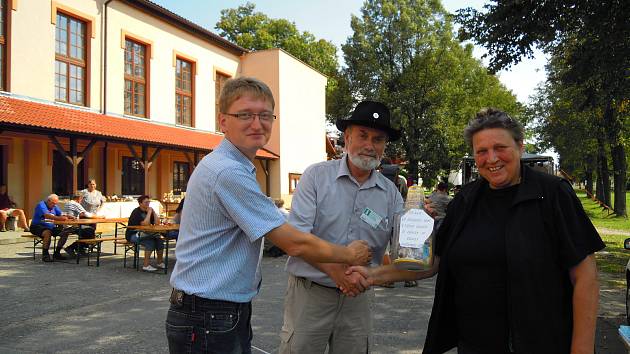 Předávání sbírky na sochu Švejka od České pohádkové akademie panu starostovi v Putimi 31. 8. 2013.