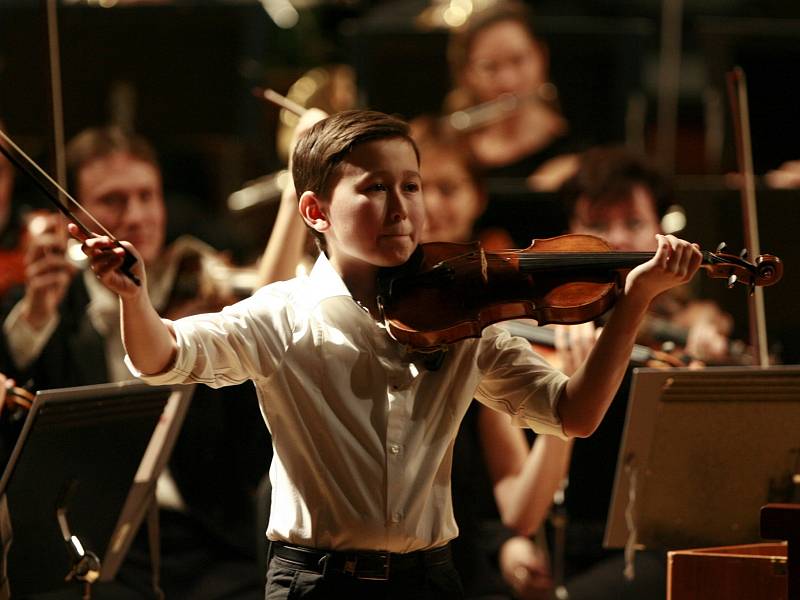 Víc než atrakce byl Daniel Lozakovitj (12), který hrál s Jihočeskou komorní filharmonií. Jeho Vivaldi i Saint-Saëns zapůsobili podobně silně jako čeští mistři.