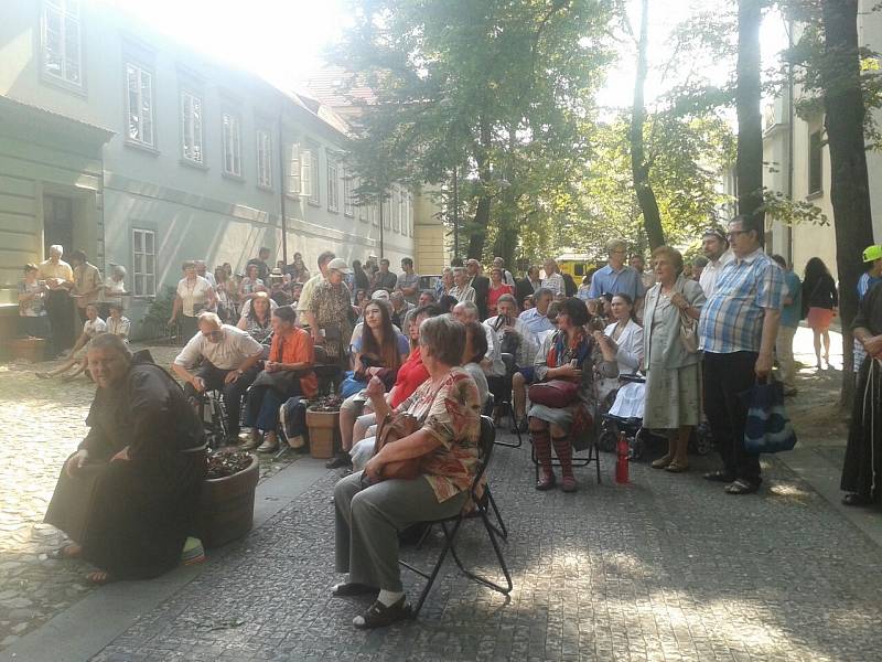 Sobotní svěcení 13. českobudějovického biskupa si nenechali ujít věřící z celého kraje.