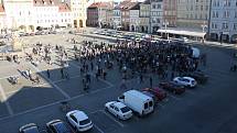 Na budějovické náměstí ve středu po 18. hodině přišli demonstranti. V protestu proti Andreji Babišovi a Miloši Zemanovi je podpořili i někteří politici.