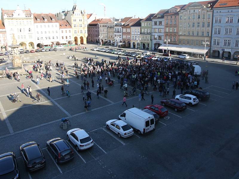 Na budějovické náměstí ve středu po 18. hodině přišli demonstranti. V protestu proti Andreji Babišovi a Miloši Zemanovi je podpořili i někteří politici.