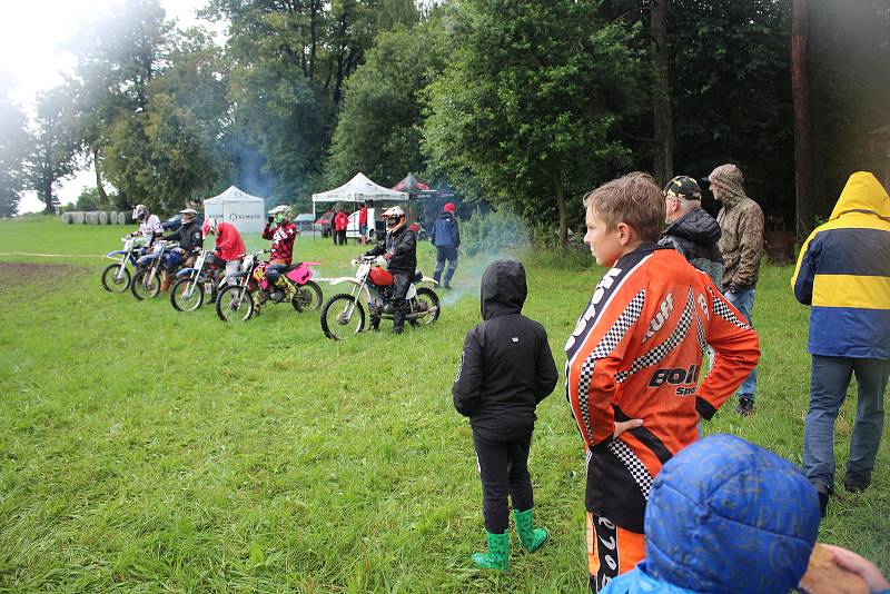 Fichtl cup Florida, terénní závod motocyklů Jawa 50 Pionýr, se jel u Hůrského rybníka u Adamova na Českobudějovicku.