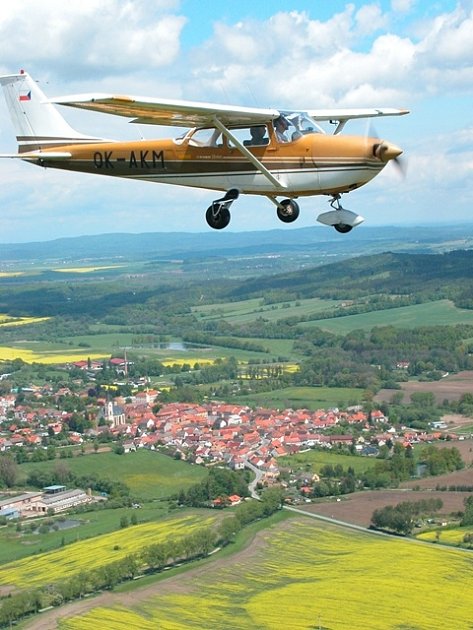 Letadlo a jihočeská krajina kolem Bavorova. 