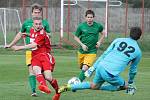 FK Týn (v červeném) se chystá do Blatné pro první jarní body. V minulém kole I.A třídy, skupiny A, fotbalisté Olympie Týn nad Vltavou nestačili doma na Prachatice. Prohráli 0:3, na snímku gólman Hopfinger skvěle vychytal Novotného.