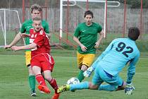 FK Týn (v červeném) se chystá do Blatné pro první jarní body. V minulém kole I.A třídy, skupiny A, fotbalisté Olympie Týn nad Vltavou nestačili doma na Prachatice. Prohráli 0:3, na snímku gólman Hopfinger skvěle vychytal Novotného.