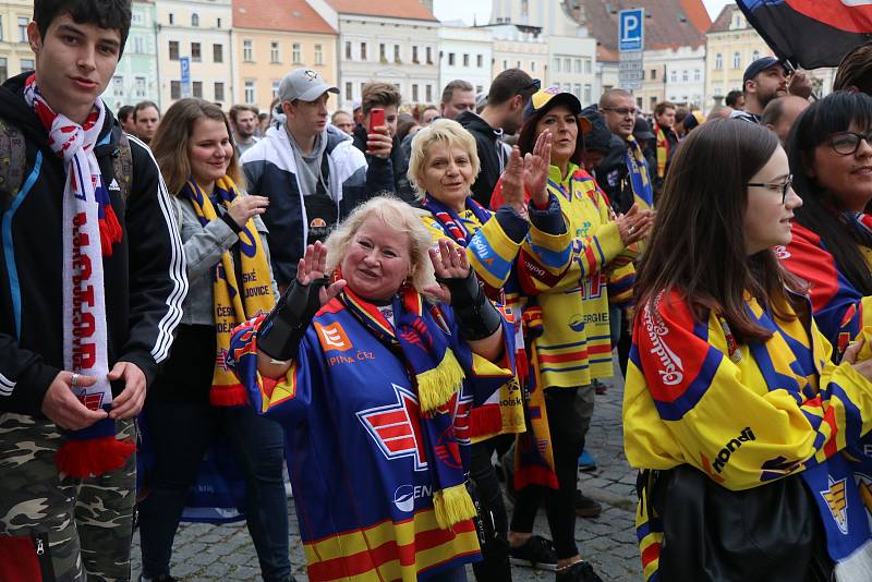 Fanoušci Motoru České Budějovice prošli v průvodu městem.