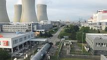 Souprava vjela do střežené části jaderné elektrárny Temelín.