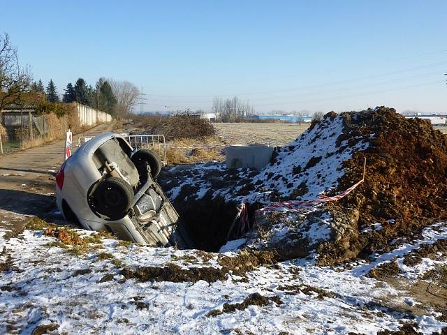 Řidička v Horní ulici v Českých Budějovicích nezvládla řízení a zajela do 3,5 metru hluboké šachty.