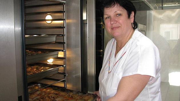 Šéfkuchařka Ludmila Kratochvílová nakrmí ve školní jídelně U tří lvů každý den asi 1400 hladových krků.