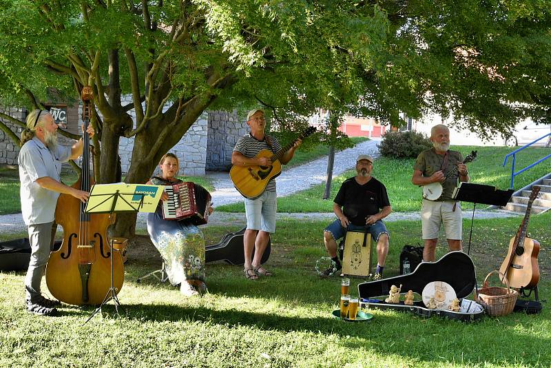 Muzikanti v ulicích Týna nad Vltavou