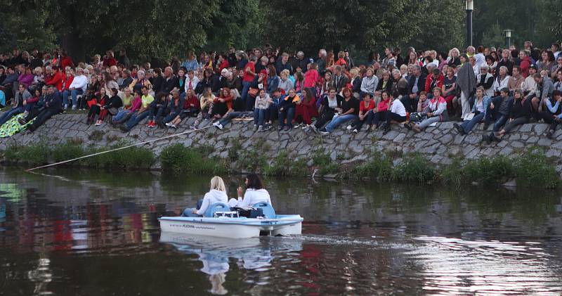 Múzy na vodě 2018 v Českých Budějovicích pokračovaly koncertem Hradišťanu a Jiřího Pavlici.