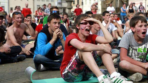 Fanoušci v Českých Budějovicích před velkoplošnou obrazovkou podporovali 19. 20. května hokejové reprezentanty na Mistovství světa ve Finsku.