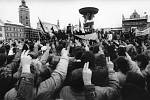 Sametová revoluce v Českých Budějovicích, listopad 1989. Na snímku generální stávka 27. listopadu 1989, záběr z náměstí.