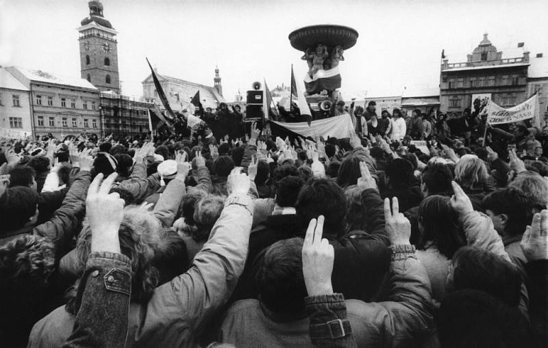 Sametová revoluce v Českých Budějovicích, listopad 1989. Na snímku generální stávka 27. listopadu 1989, záběr z náměstí.