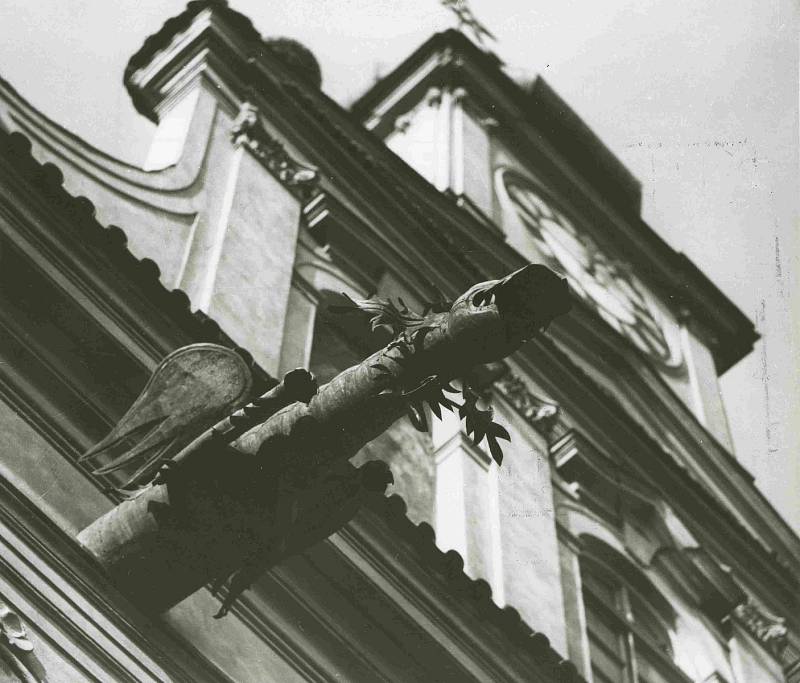 Ozdobný plechový chrlič vody na radnici, 1975. Foto ze sbírky fotografií a pohlednic Jiřího Dvořáka poskytl Státní okresní archiv České Budějovice.