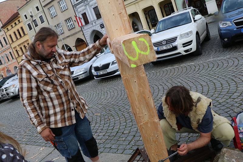 Tesání křížů na náměstí v Českých Budějovicích.