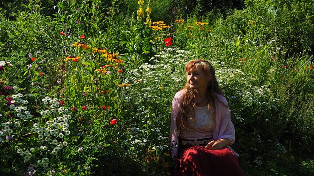 Zahradu u svého domu Jana Jungová navrhla podle svého citu, s ohledem k okolní přírodě, s cílem, aby tu s ní mohlo žít co nejvíce dalších živočichů.