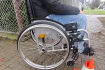 Řidič narazil na přechodu na Husově do ženy na invalidním vozíku.