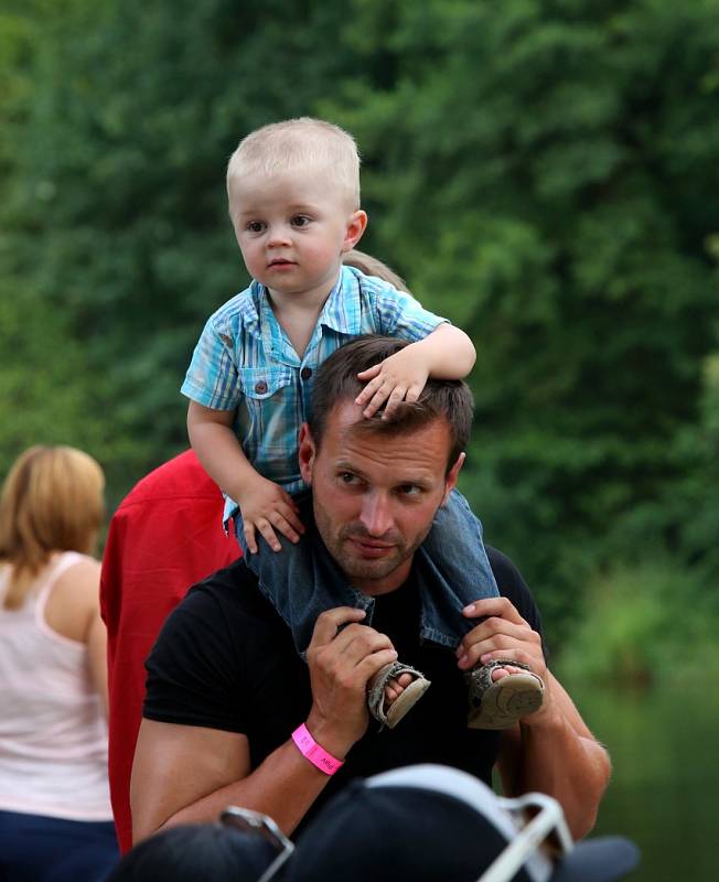 Plavská Benátská noc se musela obejít bez ohňostroje. Vynahradila to nápaditá plavidla a veselé masky