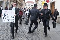 Příznivci švihlé chůze ukazují své kousky v Brně.